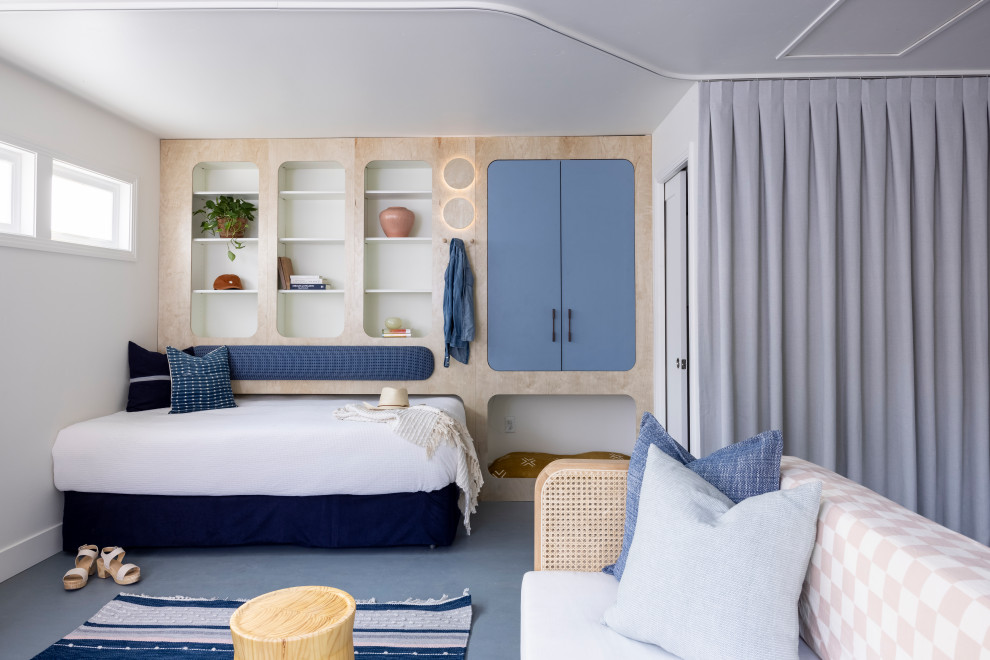 Ispirazione per una camera degli ospiti chic di medie dimensioni con pareti bianche, pavimento in linoleum e pavimento blu