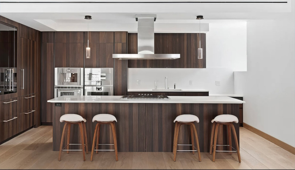 Стильный дизайн: большая угловая кухня-гостиная в современном стиле с плоскими фасадами, темными деревянными фасадами и островом - последний тренд
