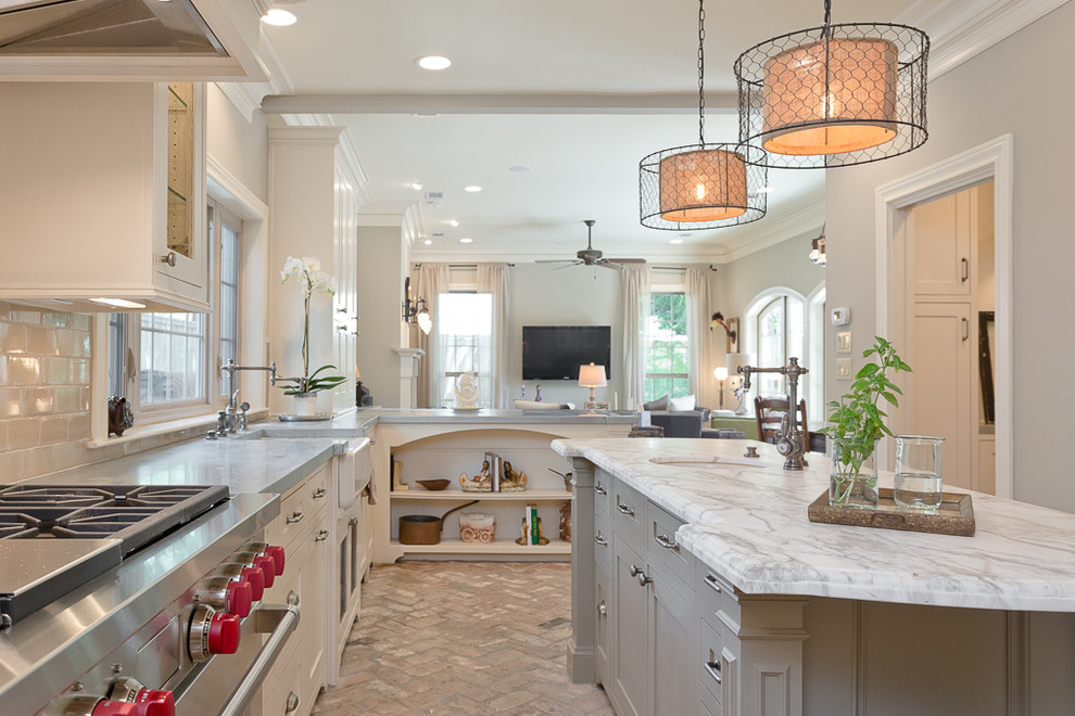 Design ideas for a mid-sized country kitchen in Houston.
