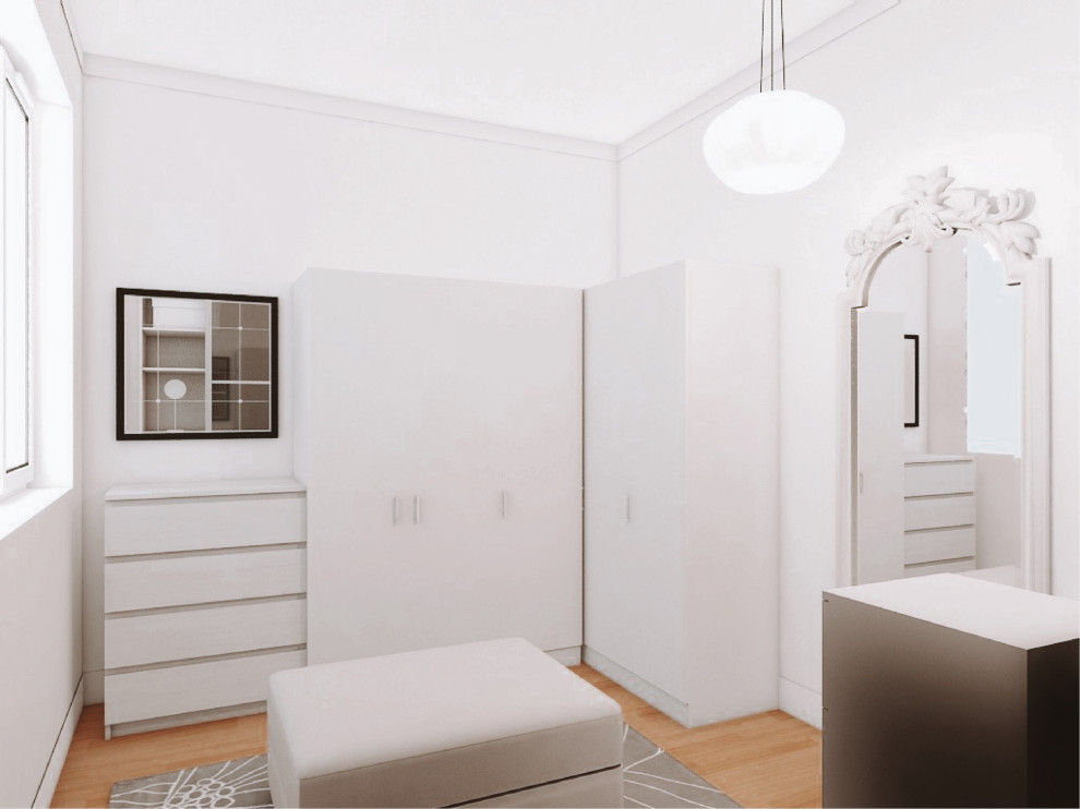 Kleines Klassisches Ankleidezimmer mit Ankleidebereich, Schrankfronten im Shaker-Stil, weißen Schränken, hellem Holzboden, braunem Boden und eingelassener Decke in Madrid