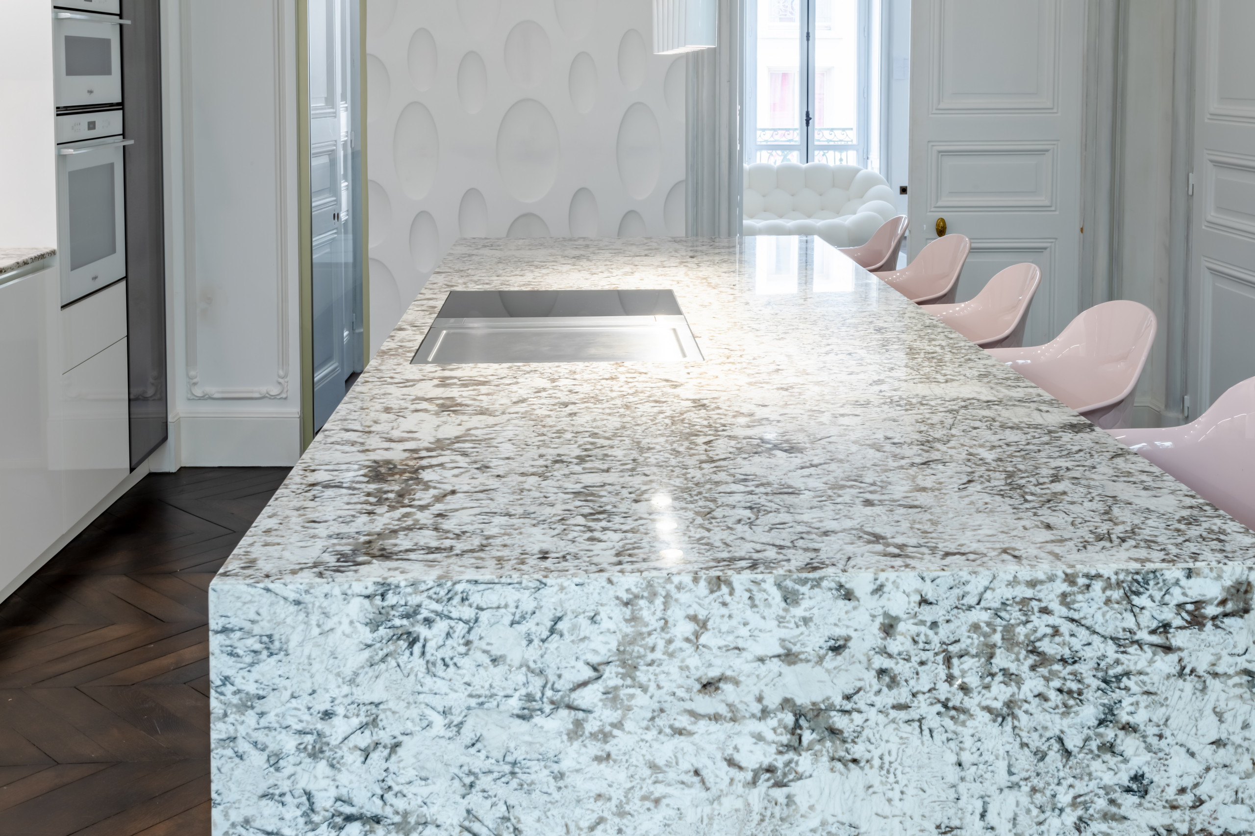 Rénovation d'une cuisine complète au granit Glacial Blue poli.