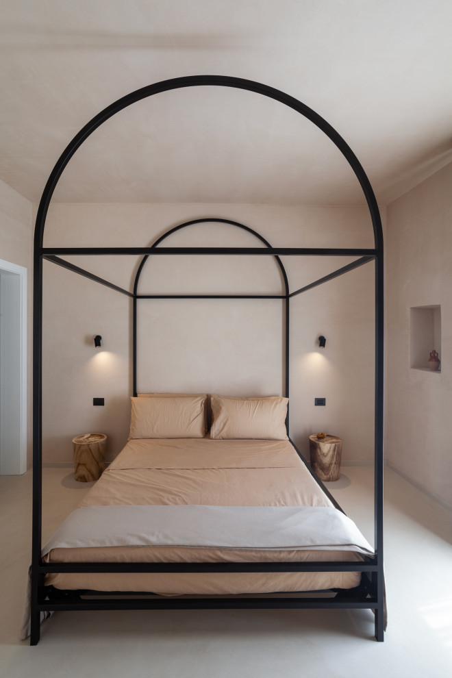 Diseño de dormitorio principal mediterráneo con paredes beige y suelo beige