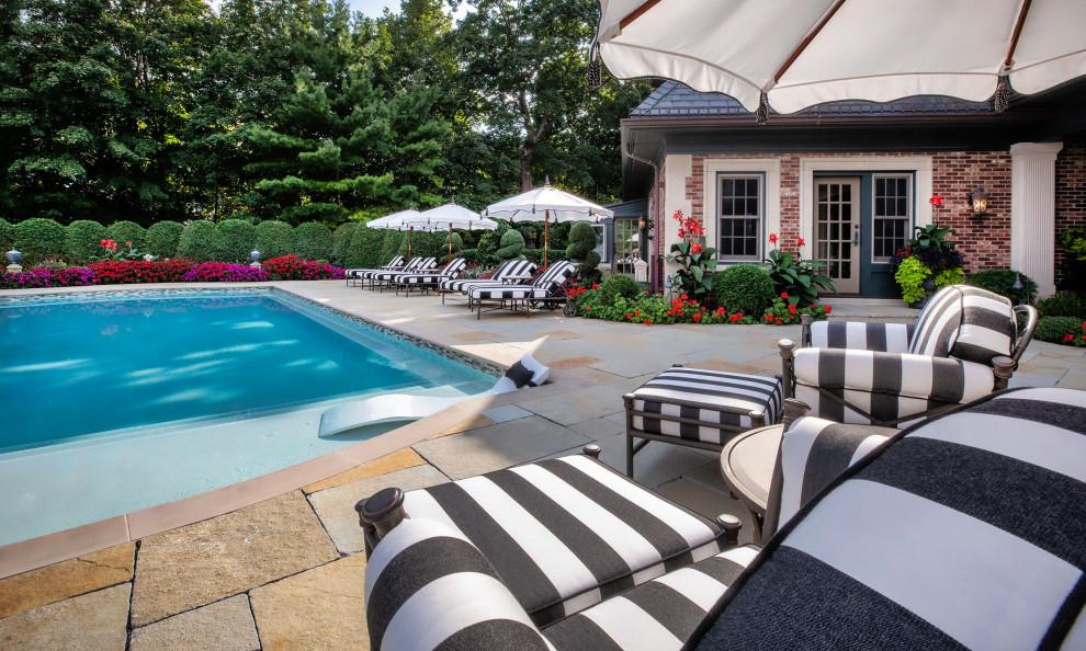 Example of a transitional home design design in Minneapolis