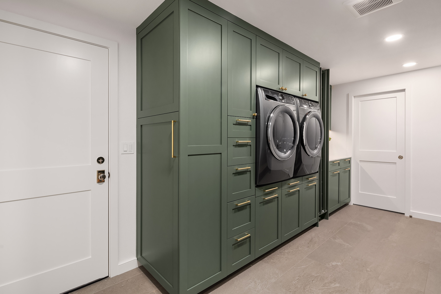 Moody Laundry Room - Woodinville