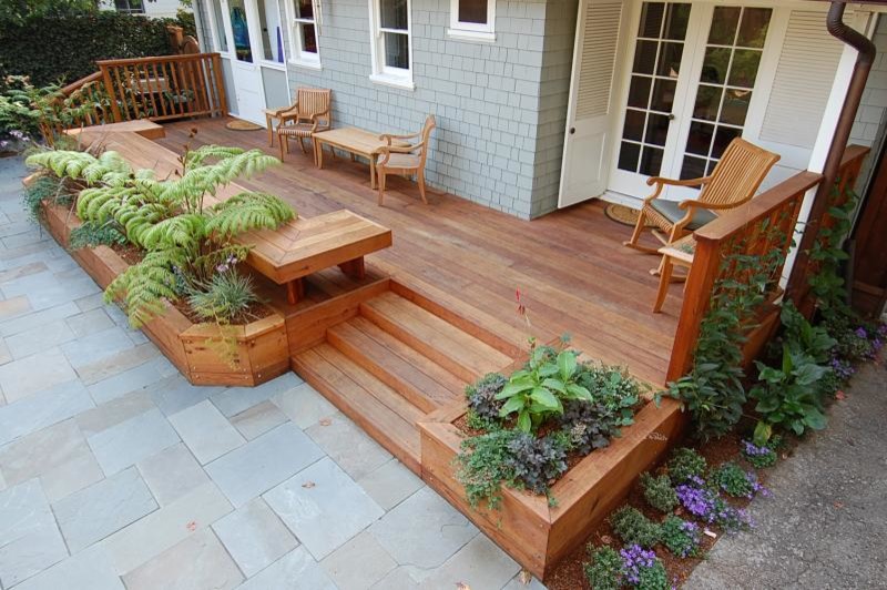Example of a mid-sized classic backyard deck design