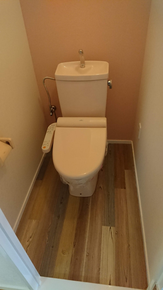 Klassisk inredning av ett litet toalett