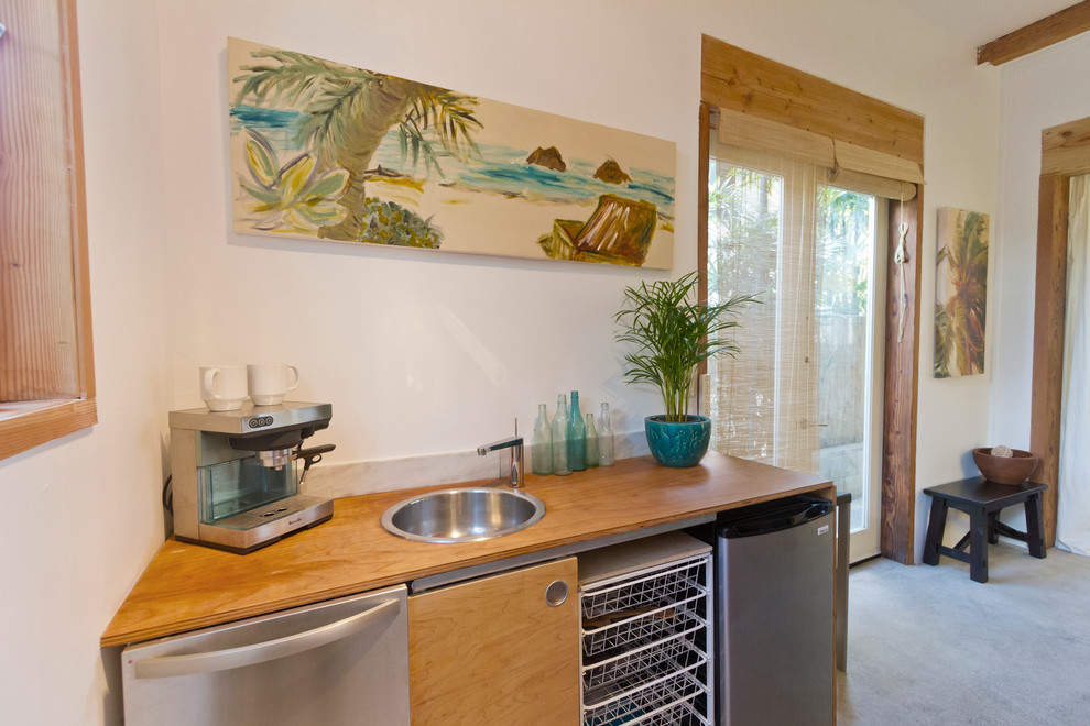 This is an example of a contemporary kitchen in Hawaii.