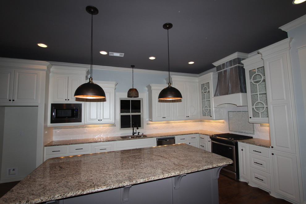 Kitchen - mid-sized kitchen idea in Jackson