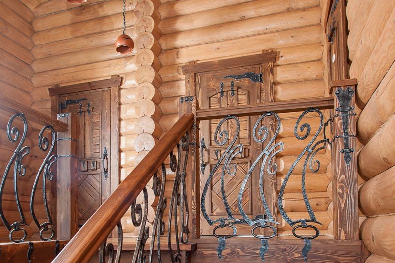 Оформление лестницы и холлов в бревенчатом доме