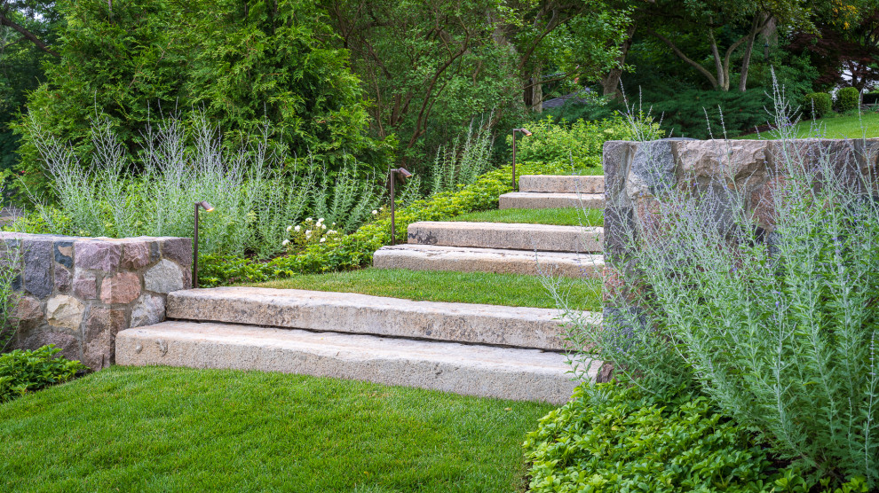 Idées déco pour un grand aménagement d'entrée ou allée de jardin classique avec une pente, une colline ou un talus et des pavés en pierre naturelle.