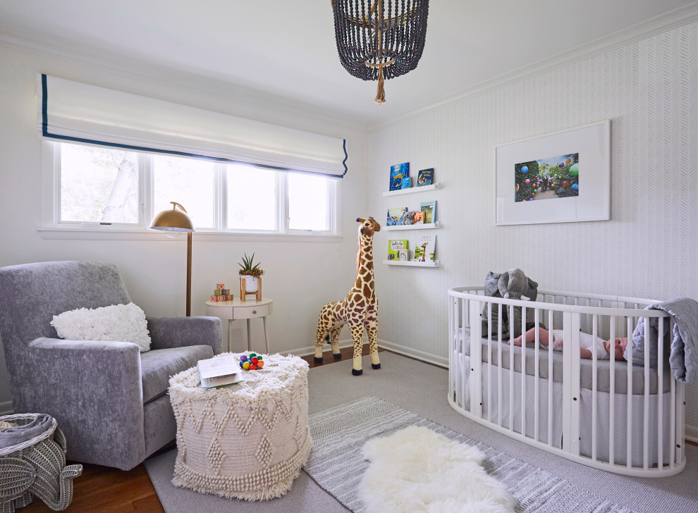 Cette image montre une chambre de bébé neutre traditionnelle de taille moyenne avec un mur multicolore, un sol en bois brun, un sol marron et du papier peint.