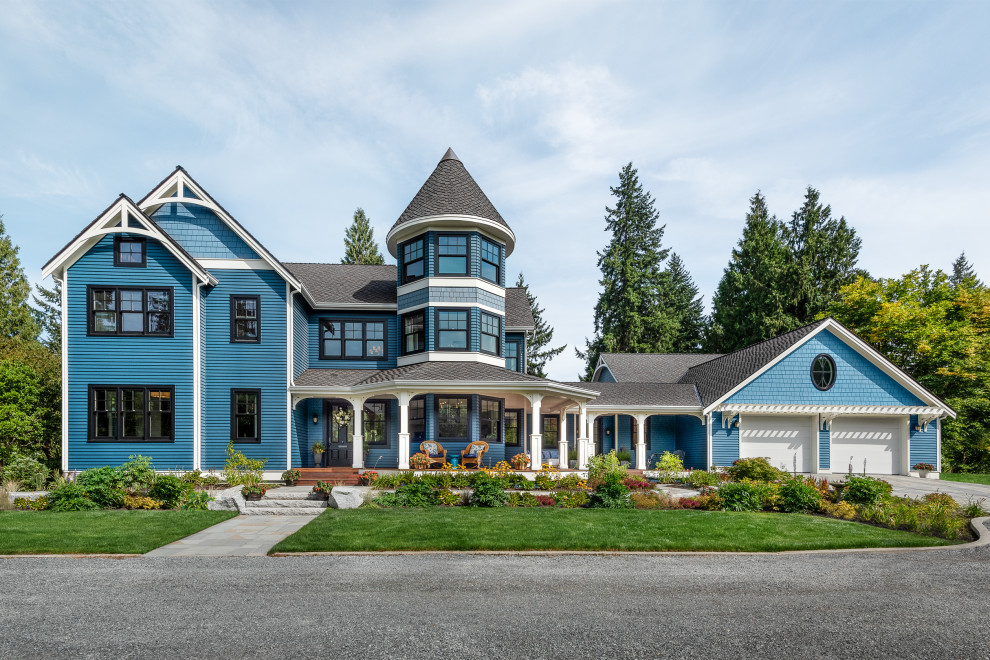 Стильный дизайн: огромный, трехэтажный, деревянный, синий частный загородный дом в классическом стиле с крышей из гибкой черепицы и серой крышей - последний тренд