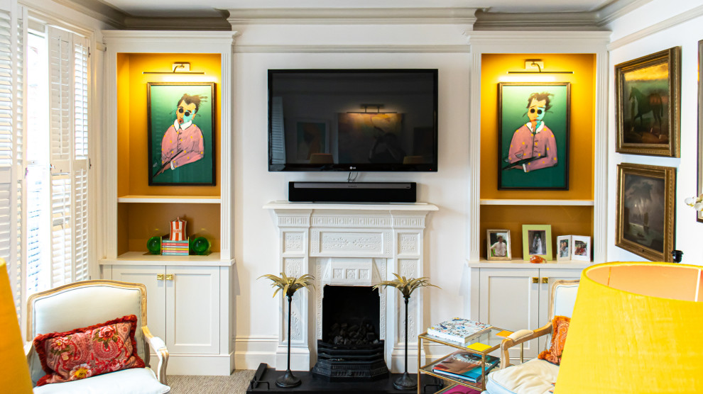 Стильный дизайн: гостиная комната среднего размера в классическом стиле с оранжевыми стенами, ковровым покрытием, стандартным камином, фасадом камина из камня, телевизором на стене и бежевым полом - последний тренд