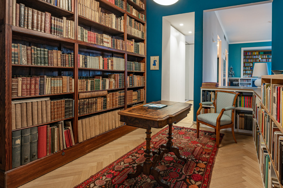Источник вдохновения для домашнего уюта: большой коридор в стиле фьюжн с синими стенами, светлым паркетным полом, бежевым полом и многоуровневым потолком