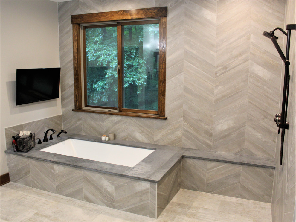 Idéer för att renovera ett stort vintage grå grått en-suite badrum, med ett undermonterat badkar, våtrum, beige kakel, keramikplattor, klinkergolv i keramik, granitbänkskiva, grått golv och med dusch som är öppen