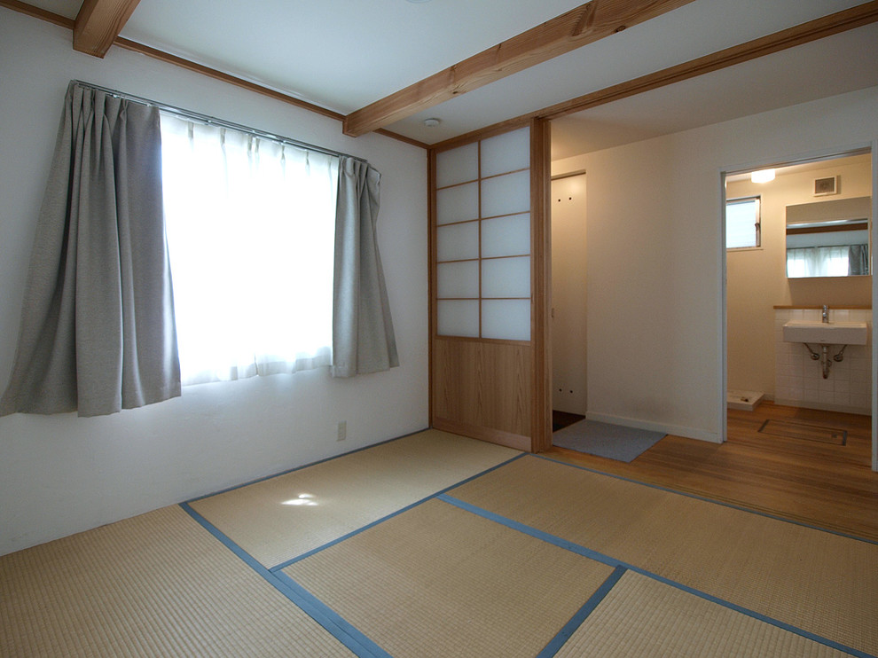 Ispirazione per una camera da letto etnica con pareti bianche e pavimento in tatami