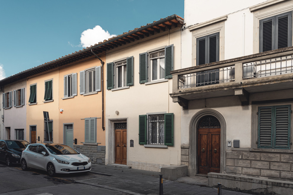Mittelgroßes, Einstöckiges Klassisches Reihenhaus mit Putzfassade, beiger Fassadenfarbe, Satteldach, Ziegeldach und rotem Dach in Florenz