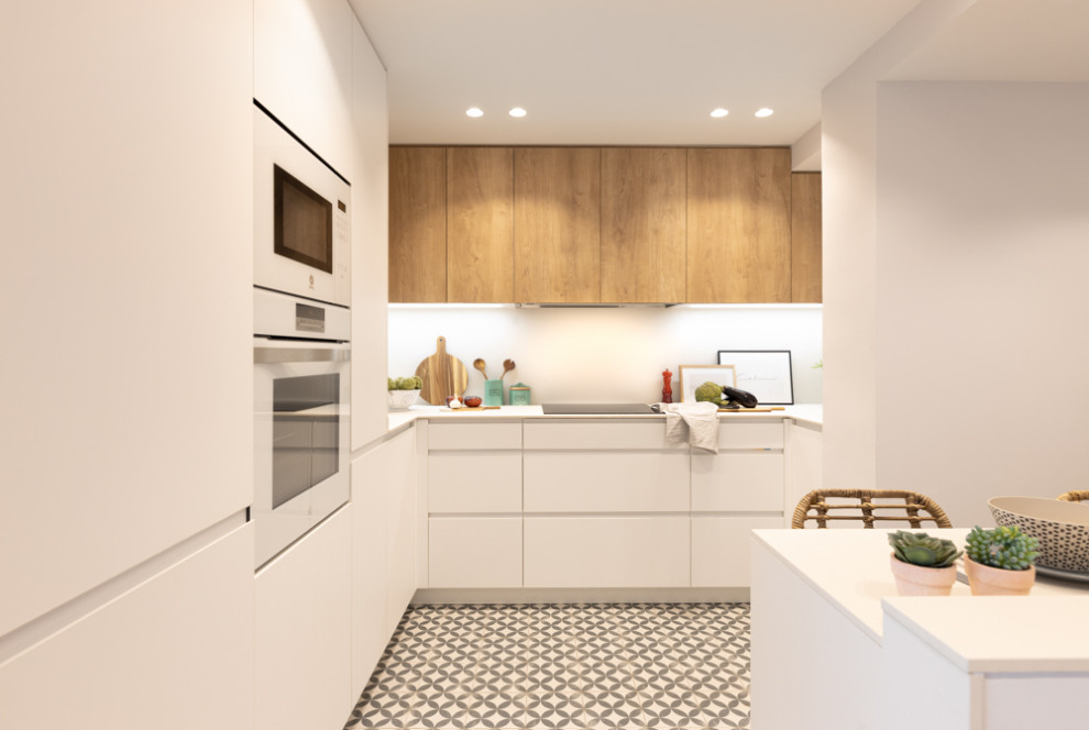 Idee per una cucina ad ambiente unico moderna di medie dimensioni con lavello sottopiano, ante lisce, ante bianche, top in quarzo composito, elettrodomestici bianchi, pavimento con piastrelle in ceramica e top bianco