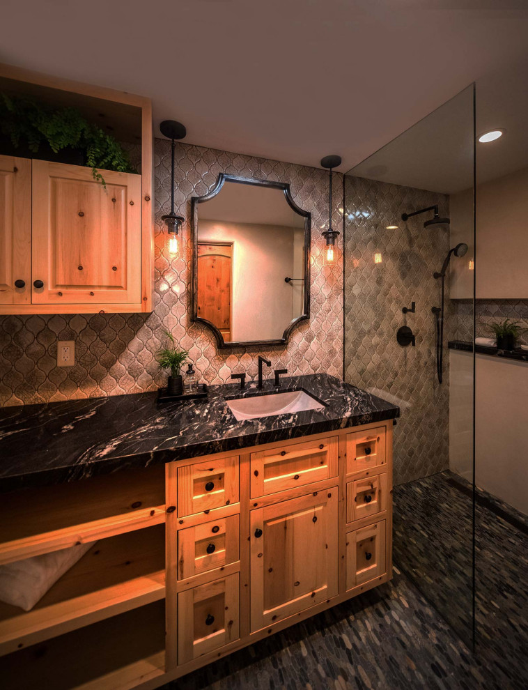 Esempio di una stanza da bagno minimalista con doccia a filo pavimento, WC monopezzo, piastrelle in gres porcellanato, pareti beige e lavabo sottopiano