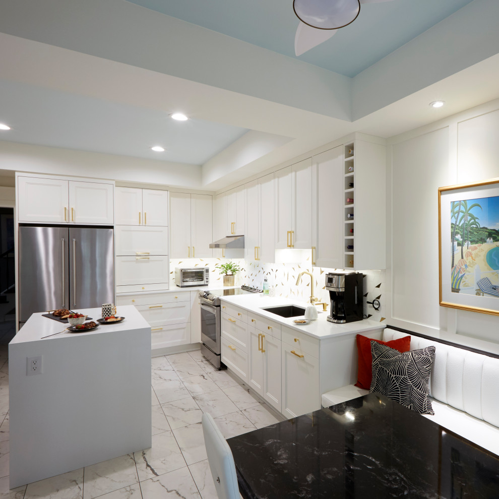 Idéer för ett litet modernt vit kök, med en undermonterad diskho, skåp i shakerstil, vita skåp, bänkskiva i kvarts, vitt stänkskydd, stänkskydd i marmor, rostfria vitvaror, klinkergolv i porslin, en köksö och vitt golv