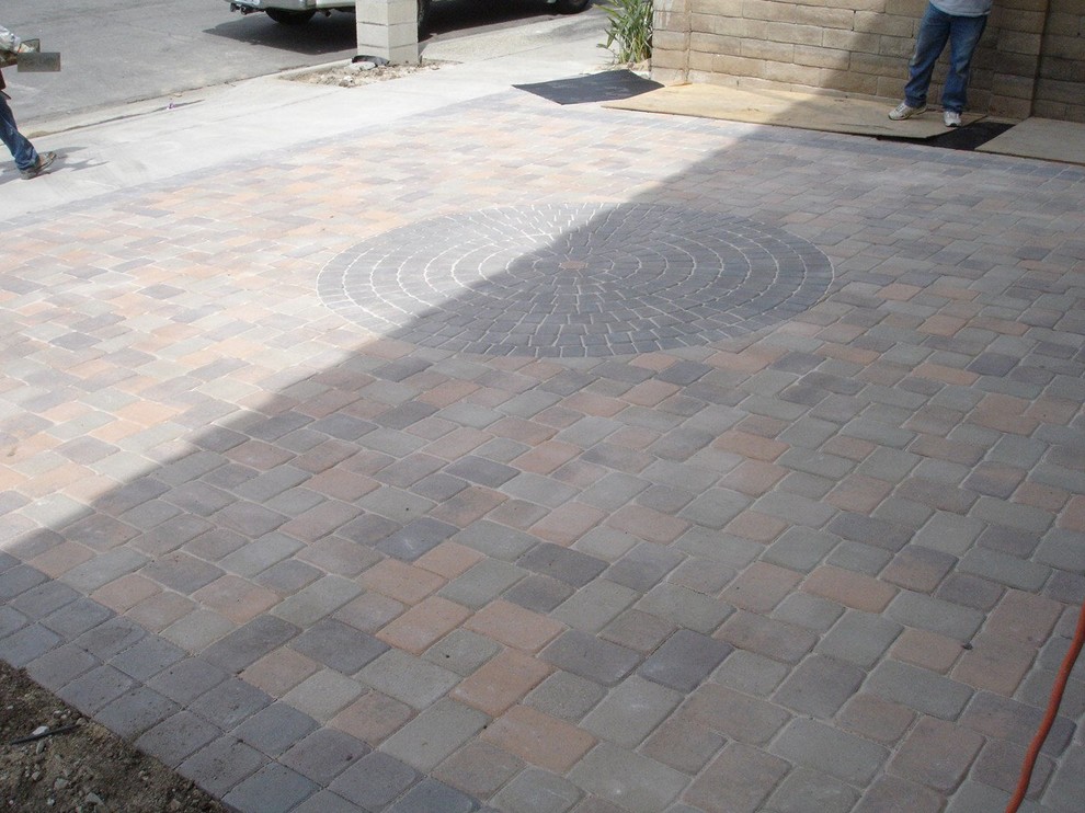 Example of a transitional entryway design in Orange County