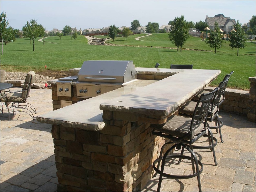 Design ideas for a traditional patio in Kansas City.