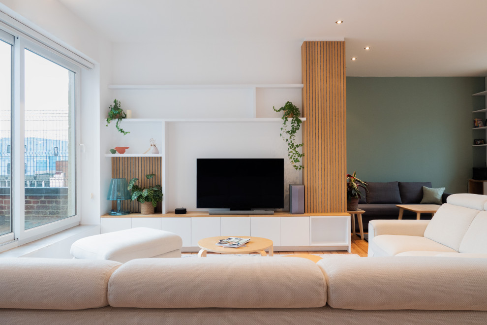Exemple d'un grand salon blanc et bois scandinave ouvert avec une salle de réception, un mur vert, un sol en bois brun, aucune cheminée, un téléviseur indépendant et éclairage.