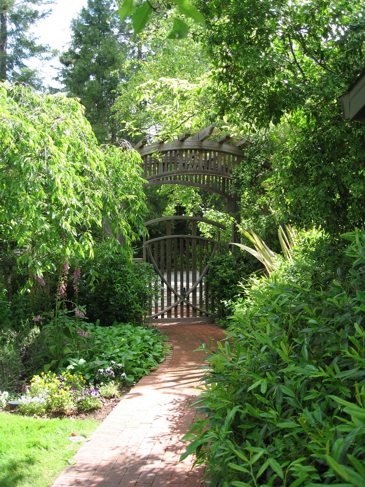 Photo of a traditional shaded garden in San Francisco with brick pavers.