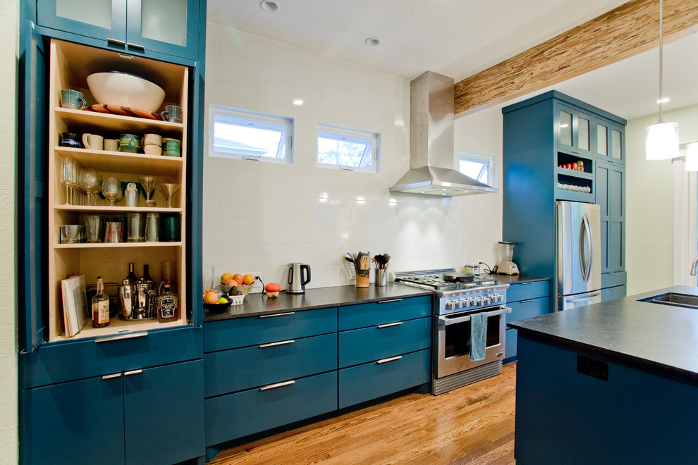 Example of a mid-sized trendy galley eat-in kitchen design in Houston