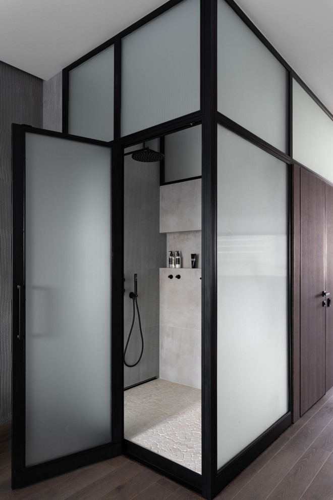 Стильный дизайн: ванная комната среднего размера в современном стиле с душевой комнатой, серыми стенами, полом из галечной плитки, душевой кабиной, бежевым полом, окном, серой плиткой и керамогранитной плиткой - последний тренд