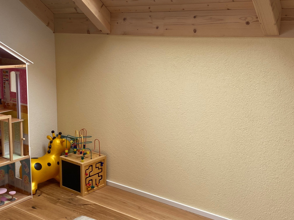 Mittelgroßes Landhaus Mädchenzimmer mit Spielecke, gelber Wandfarbe, hellem Holzboden und beigem Boden in Stuttgart