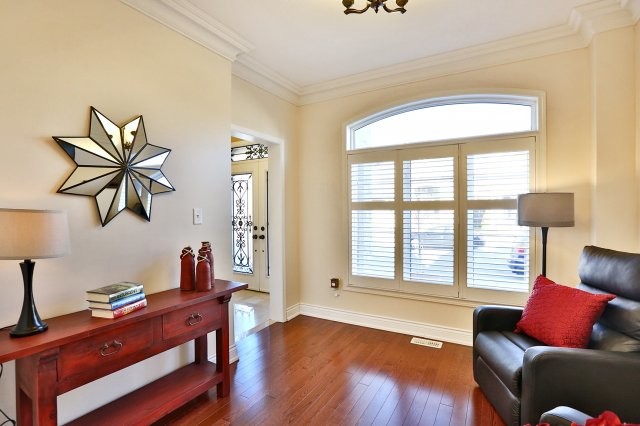 Example of a large transitional entryway design in Toronto