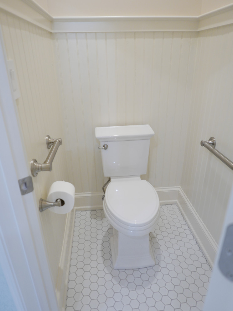 Cette photo montre une grande salle de bain principale chic en bois brun avec un placard avec porte à panneau surélevé, une baignoire indépendante, une douche à l'italienne, WC séparés, un carrelage blanc, des carreaux de céramique, un mur beige, un sol en carrelage de porcelaine, un lavabo encastré, un plan de toilette en quartz modifié, un sol blanc, une cabine de douche à porte battante, un plan de toilette blanc, une niche, meuble simple vasque, meuble-lavabo encastré, un plafond voûté et boiseries.