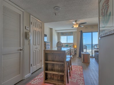 Small beach style home design photo