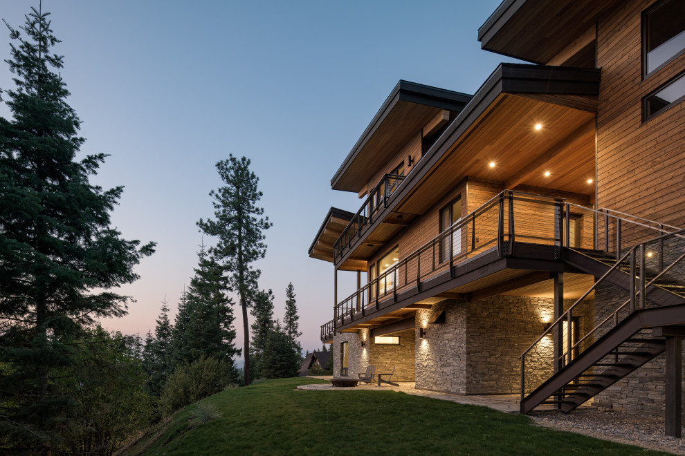 Idee per la facciata di una casa grande marrone contemporanea a tre piani con rivestimento in legno, copertura a scandole e tetto marrone