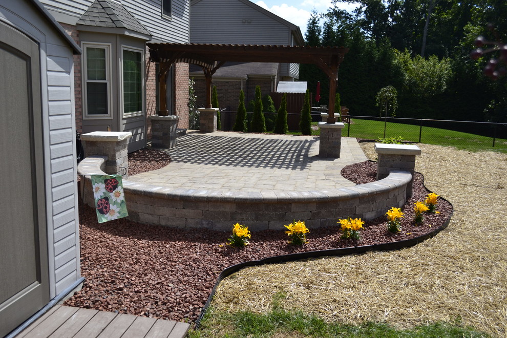 Example of a transitional patio design in Cincinnati