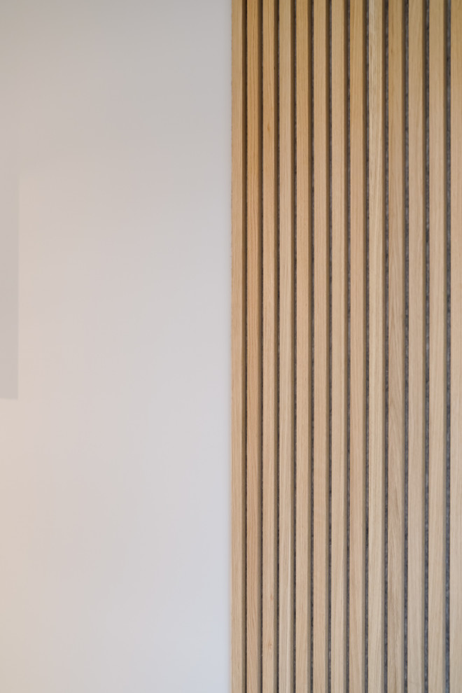 На фото: маленькая открытая гостиная комната:: освещение в стиле модернизм с белыми стенами, полом из керамической плитки, бежевым полом и деревянными стенами без камина, телевизора для на участке и в саду