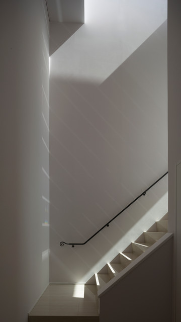 階段に光が遊ぶ contemporary-staircase