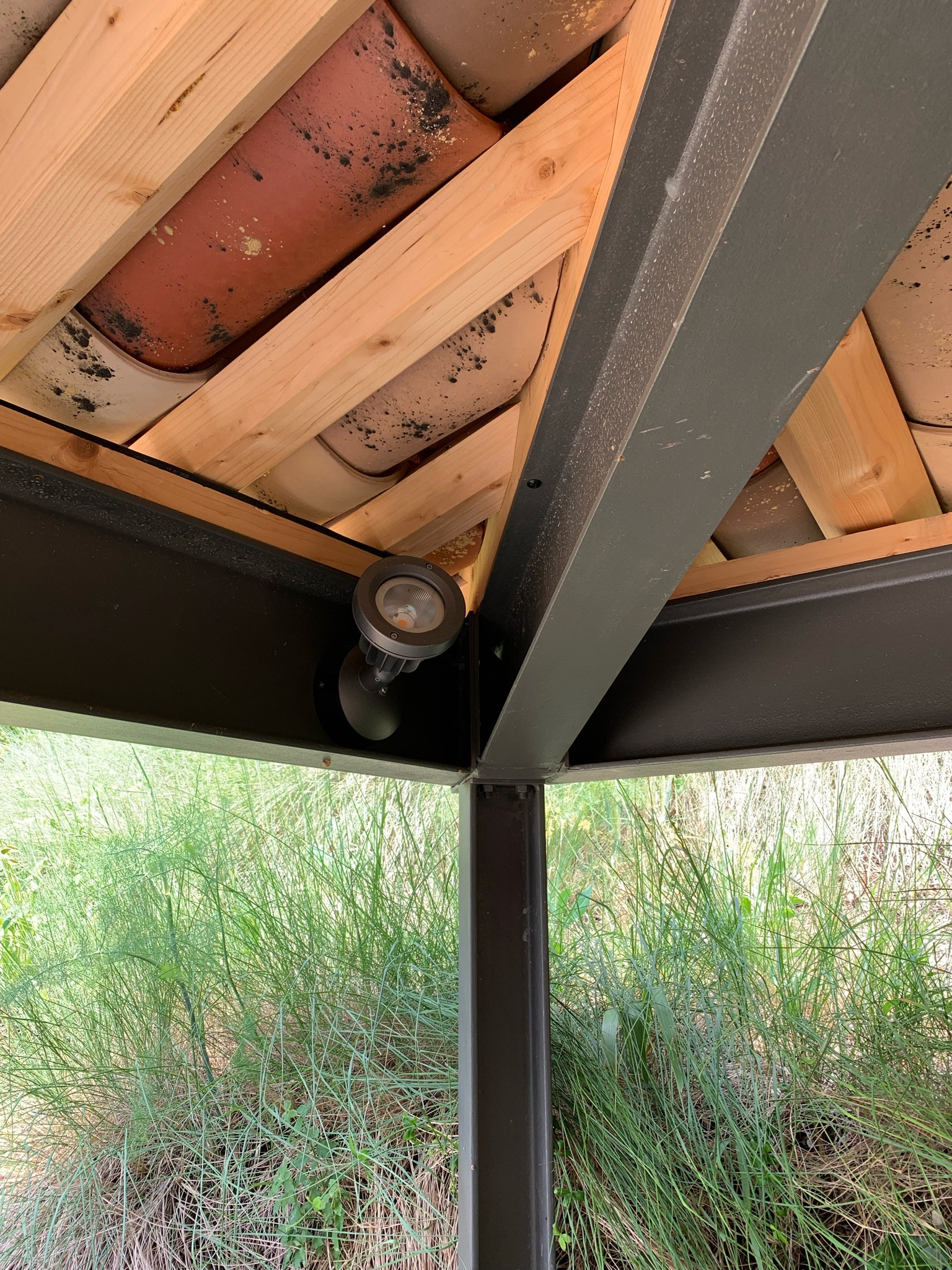 Éclairage extérieur / ossature métallique, bois  et tuiles canal