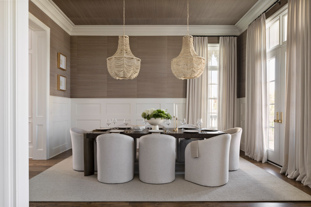 Свежая идея для дизайна: большая кухня-столовая в стиле неоклассика (современная классика) с паркетным полом среднего тона, коричневым полом, потолком с обоями и обоями на стенах - отличное фото интерьера