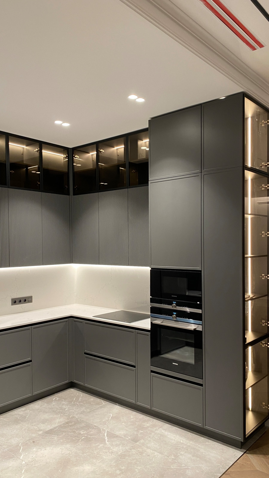 Кухня с кладовой в загородном доме