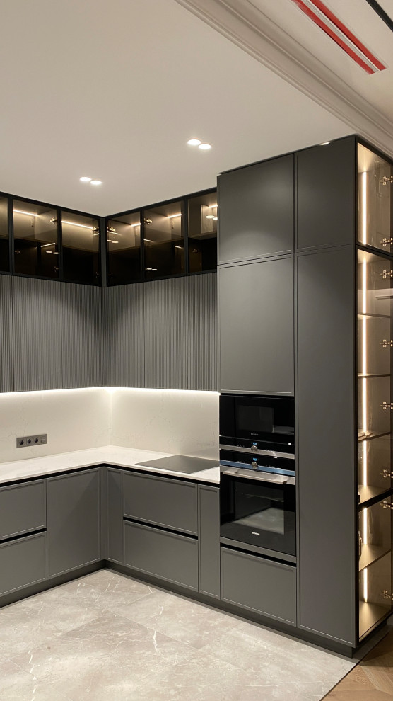 Кухня с кладовой в загородном доме