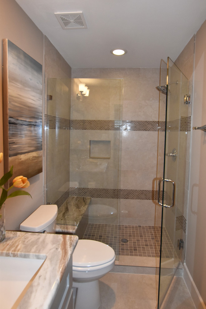 Bild på ett stort vintage en-suite badrum, med skåp i shakerstil, grå skåp, en dusch i en alkov, en toalettstol med separat cisternkåpa, grå kakel, mosaik, grå väggar, klinkergolv i porslin, ett undermonterad handfat och bänkskiva i kvartsit