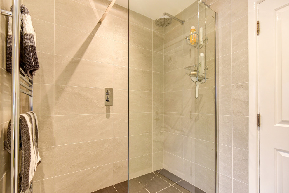 Idéer för att renovera ett litet funkis vit vitt badrum med dusch, med skåp i shakerstil, grå skåp, en öppen dusch, en toalettstol med separat cisternkåpa, grå kakel, keramikplattor, grå väggar, klinkergolv i keramik, ett nedsänkt handfat, laminatbänkskiva och grått golv