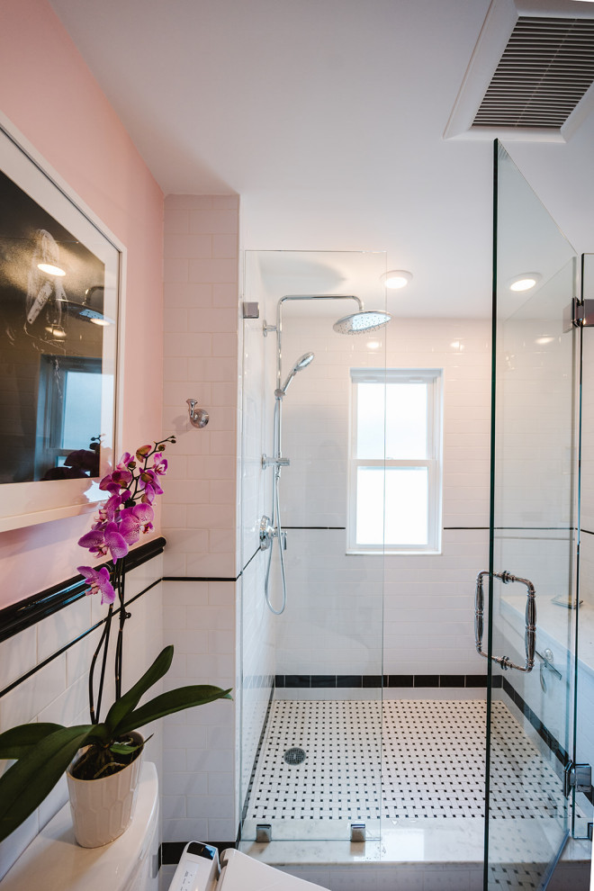 На фото: маленькая главная ванная комната в викторианском стиле с открытым душем, биде, черно-белой плиткой, плиткой кабанчик, розовыми стенами, полом из керамогранита, раковиной с пьедесталом, душем с распашными дверями и сиденьем для душа для на участке и в саду