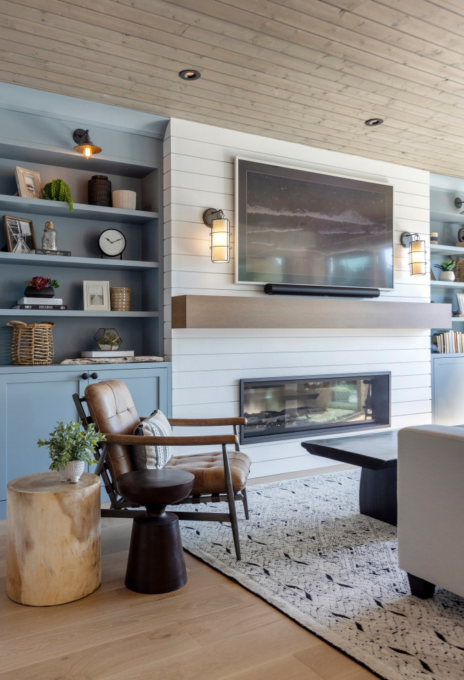 Стильный дизайн: открытая гостиная комната в морском стиле с светлым паркетным полом, горизонтальным камином, фасадом камина из вагонки, телевизором на стене, бежевым полом и деревянным потолком - последний тренд