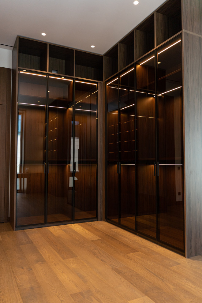 Гардеробная комната с распашными стеклянными RPE фасадами