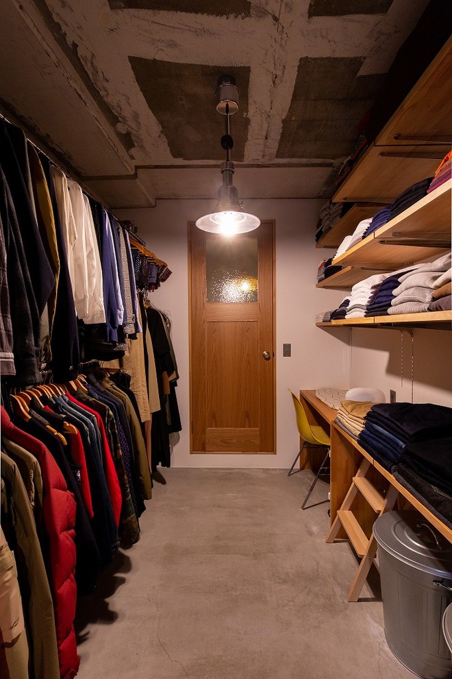 Inspiration for an industrial storage and wardrobe in Nagoya.