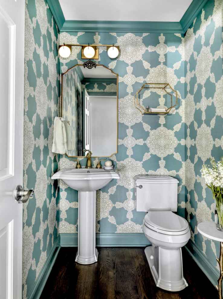 Kleine Klassische Gästetoilette mit weißen Schränken, blauer Wandfarbe, braunem Holzboden, Sockelwaschbecken, freistehendem Waschtisch und Tapetenwänden in St. Louis