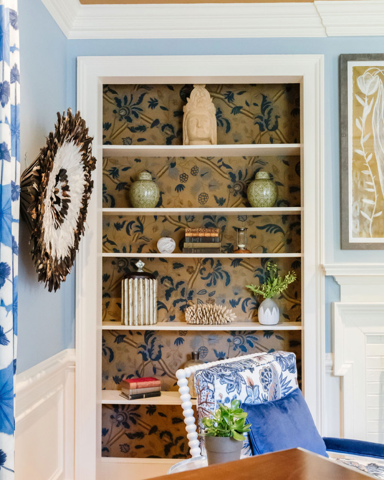 Foto de salón con rincón musical tradicional renovado de tamaño medio con paredes azules, suelo de madera clara, todas las chimeneas, marco de chimenea de madera, suelo beige, bandeja y papel pintado